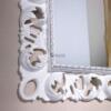 specchio con cornice bianca
