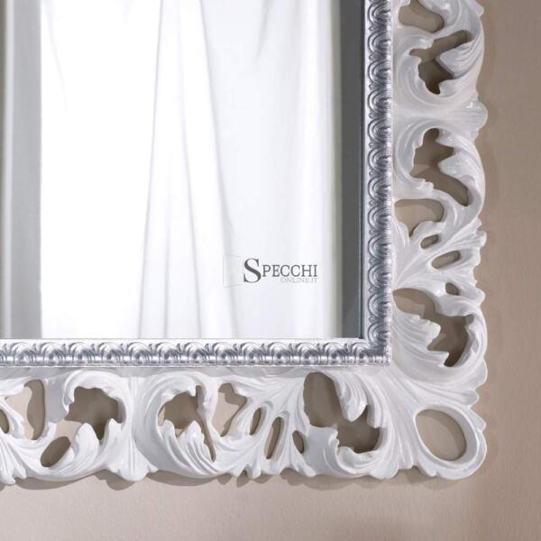 specchio con cornice bianca